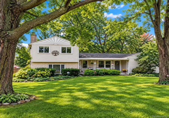 Photo 2 of Single family home for sale at 3262 Rockhaven Ave, Rochester Hills, MI 48309 | MLS# 20261071613 | Listing updated on 2026-09-05