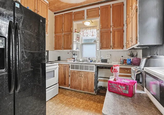 Photo 4 of Single family home for sale at 909 Clinton Ave, Kalamazoo, MI 49001 | MLS# 66026047318 | Listing updated on 2026-09-05