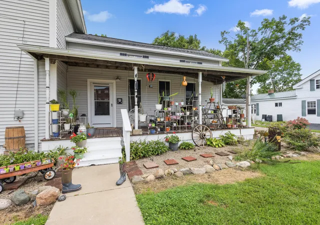 Photo 3 of Single family home for sale at 204 South St, Jonesville, MI 49250 | MLS# 53026047320 | Listing updated on 2026-09-17