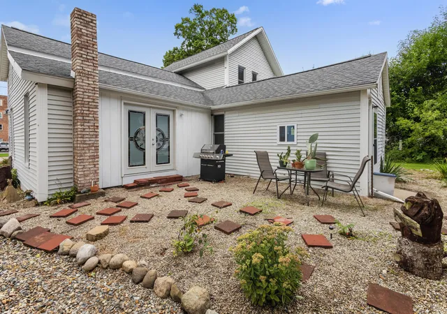 Photo 4 of Single family home for sale at 204 South St, Jonesville, MI 49250 | MLS# 53026047320 | Listing updated on 2026-09-17