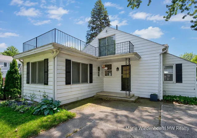 Photo 3 of Single family home for sale at 722 Lake St, Saugatuck, MI 49453 | MLS# 71026047331 | Listing updated on 2026-09-05