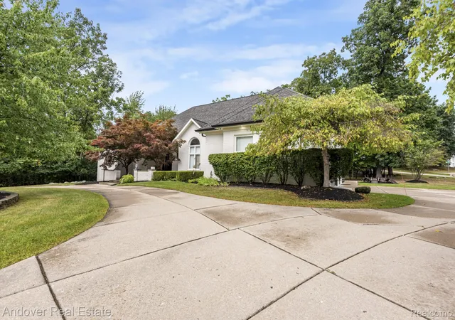 Photo 2 of Single family home for sale at 6195 Oak Trl, West Bloomfield, MI 48322 | MLS# 20261071644 | Listing updated on 2026-09-14