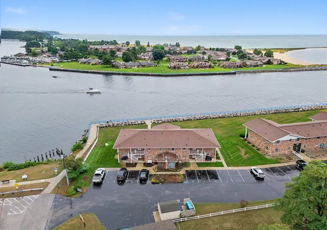 Photo 2 of Condo for sale at 304 S Ferry St #3, Ludington, MI 49431 | MLS# 67026047358 | Listing updated on 2026-10-03