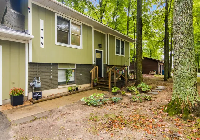 Photo 1 of Single family home for sale at 1746 Rasho Rd, Traverse City, MI 49696 | MLS# 78080073282 | Listing updated on 2026-09-15