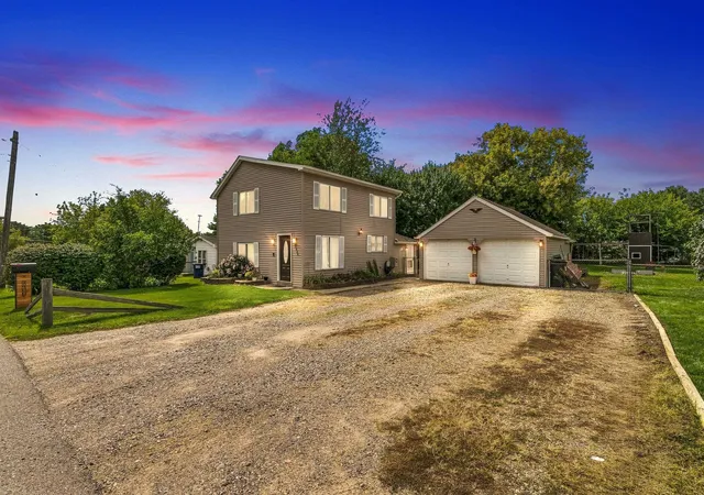 Photo 1 of Sale Pending at 1426 S Pearce St, Owosso, MI 48867 | MLS# 5050220965 | Listing updated on 2026-09-12