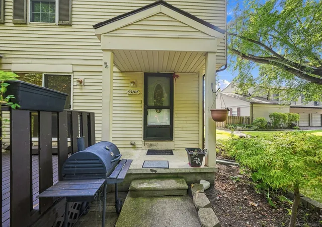 Photo 4 of Condo for sale at 33707 Bayview Dr, Chesterfield, MI 48047 | MLS# 58050220971 | Listing updated on 2026-09-07