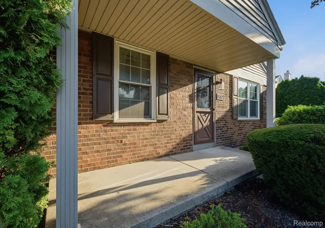 Listing Photo 2 - Condo for sale in building located at 15762 Cambridge Dr, Clinton Township, MI 48038