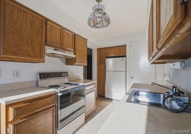Listing Photo 5 - Condo for sale in building located at 15762 Cambridge Dr, Clinton Township, MI 48038
