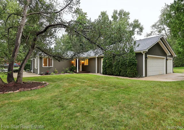 Photo 2 of Single family home for sale at 9045 Commerce Rd, Commerce Township, MI 48382 | MLS# 20261071710 | Listing updated on 2026-09-08