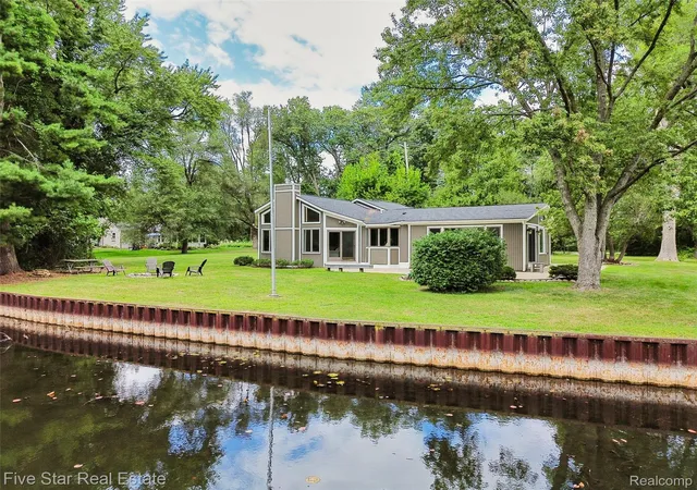 Photo 4 of Single family home for sale at 9045 Commerce Rd, Commerce Township, MI 48382 | MLS# 20261071710 | Listing updated on 2026-09-08