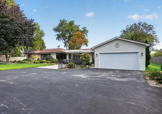 Photo 3 of Single family home for sale at 3850 Midland Rd, Saginaw, MI 48603 | MLS# 61050220975 | Listing updated on 2026-10-11