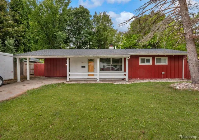 Photo 2 of Single family home for sale at 1819 Carmanbrook Pkwy, Flint, MI 48507 | MLS# 20261071726 | Listing updated on 2026-09-11