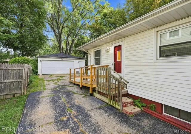 Photo 3 of Single family home for sale at 912 W Genesee St, Flint, MI 48504 | MLS# 20261071736 | Listing updated on 2026-09-11
