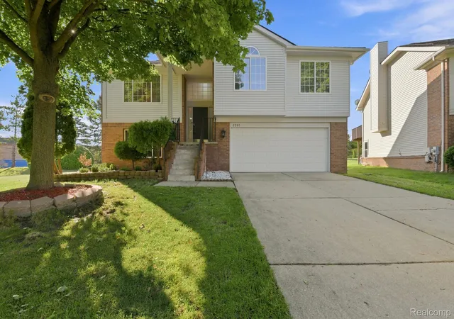 Photo 3 of Single family home for sale at 3201 Lynhurst Ct, Rochester, MI 48306 | MLS# 20261071746 | Listing updated on 2026-09-12