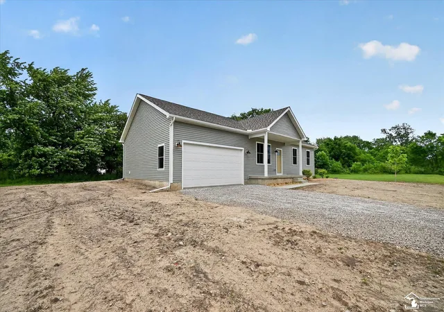 Photo 3 of Single family home for sale at 926 Ford Rd, Carleton, MI 48117 | MLS# 57050220988 | Listing updated on 2026-09-22
