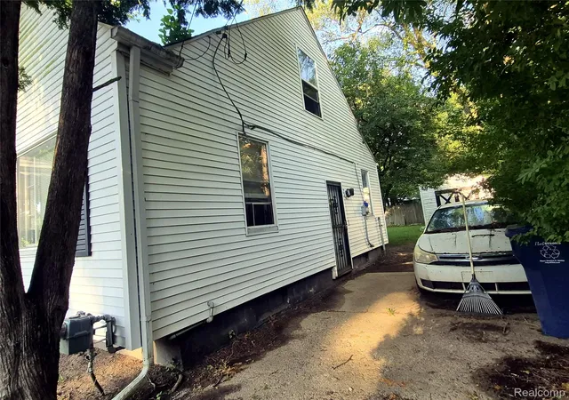 Photo 2 of Single family home for sale at 955 Salisbury Ave, Flint, MI 48532 | MLS# 20261071799 | Listing updated on 2026-09-08