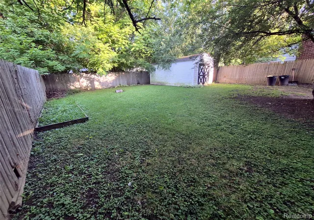 Photo 3 of Single family home for sale at 955 Salisbury Ave, Flint, MI 48532 | MLS# 20261071799 | Listing updated on 2026-09-08