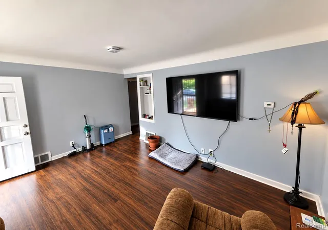 Photo 4 of Single family home for sale at 955 Salisbury Ave, Flint, MI 48532 | MLS# 20261071799 | Listing updated on 2026-09-08