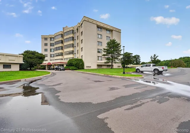 Photo 3 of Condo for sale at 43000 12 Oaks Crescent Dr #4022, Novi, MI 48377 | MLS# 20261071815 | Listing updated on 2026-09-16