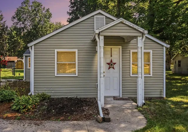 Photo 2 of Single family home for sale at 3011 Lincoln Ave, Saint Joseph, MI 49085 | MLS# 69026047458 | Listing updated on 2026-09-07