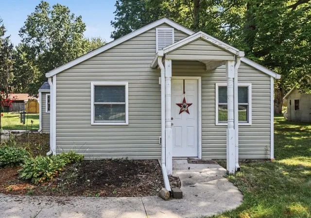 Photo 3 of Single family home for sale at 3011 Lincoln Ave, Saint Joseph, MI 49085 | MLS# 69026047458 | Listing updated on 2026-09-07
