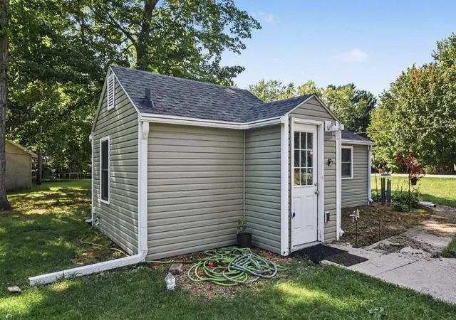 Photo 3 of Single family home for sale at 3011 Lincoln Ave, Saint Joseph, MI 49085 | MLS# 69026047458 | Listing updated on 2026-09-07