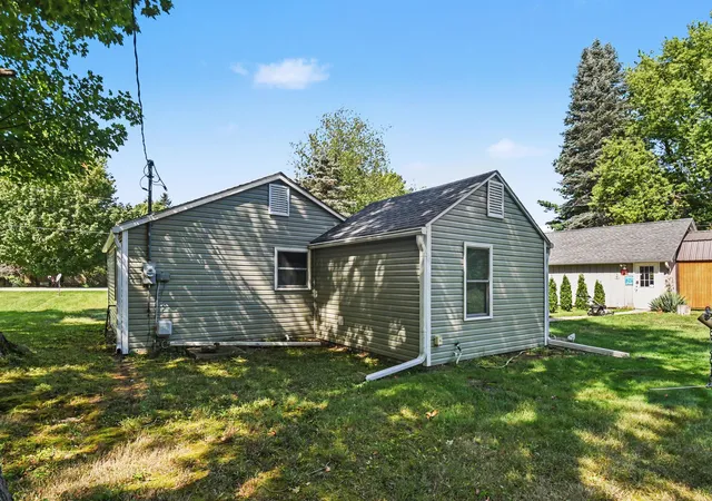 Photo 4 of Single family home for sale at 3011 Lincoln Ave, Saint Joseph, MI 49085 | MLS# 69026047458 | Listing updated on 2026-09-07