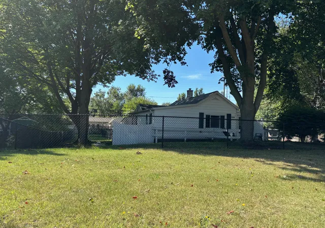 Photo 2 of Single family home for sale at 808 Anderson St, Ludington, MI 49431 | MLS# 67026047471 | Listing updated on 2026-10-08