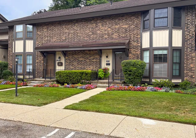 Condo for sale at 25073 Oakbrooke Dr, Southfield, MI 48033 | MLS# 81026047472