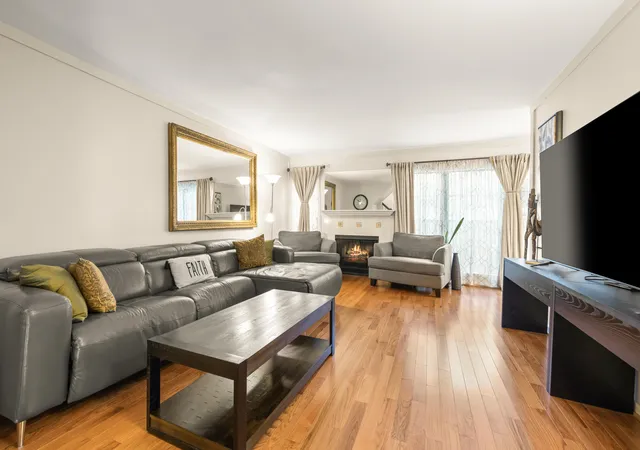 Listing Photo 5 - Condo for sale in building located at 25073 Oakbrooke Dr, Southfield, MI 48033