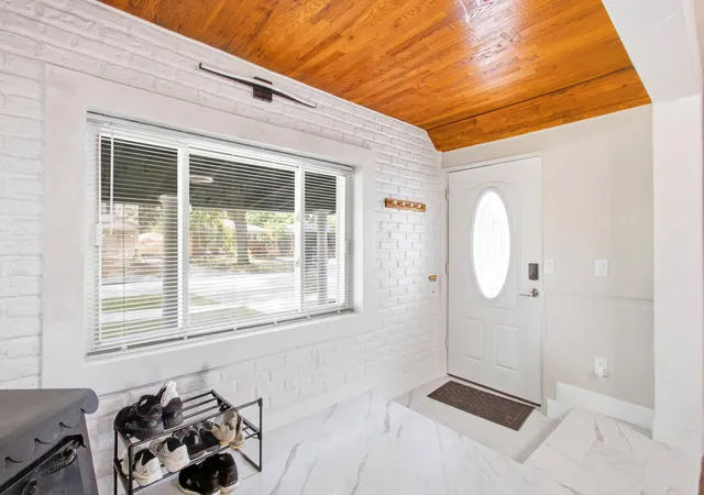 Photo 3 of Single family home for sale at 6655 Berwyn St, Dearborn Heights, MI 48127 | MLS# 81026047477 | Listing updated on 2026-09-12