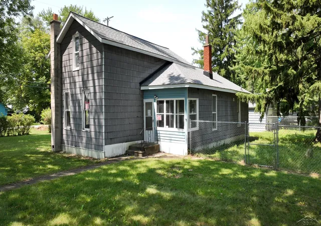 Photo 1 of Single family home for sale at 400 Shattuck Rd, Saginaw, MI 48604 | MLS# 61050221033 | Listing updated on 2026-09-14