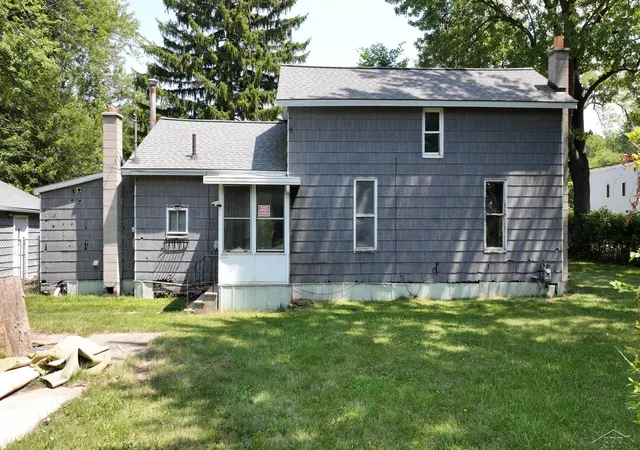 Photo 2 of Single family home for sale at 400 Shattuck Rd, Saginaw, MI 48604 | MLS# 61050221033 | Listing updated on 2026-09-14