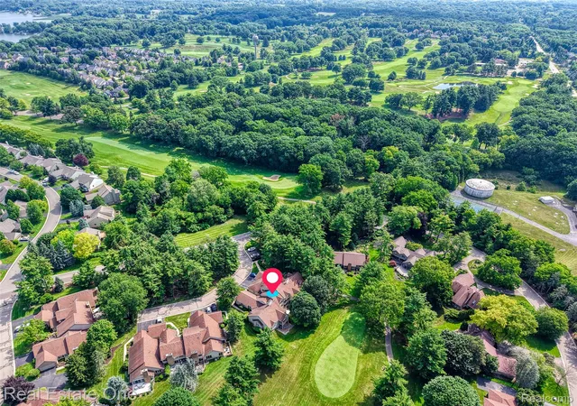 Listing Photo 5 - Condo for sale in building located at 4884 Pine Eagles Ct, Brighton, MI 48116