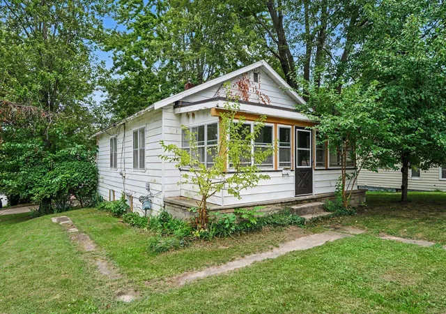 Photo 3 of Single family home for sale at 952 Calvary Ave Nw, Grand Rapids, MI 49504 | MLS# 65026047484 | Listing updated on 2026-09-08