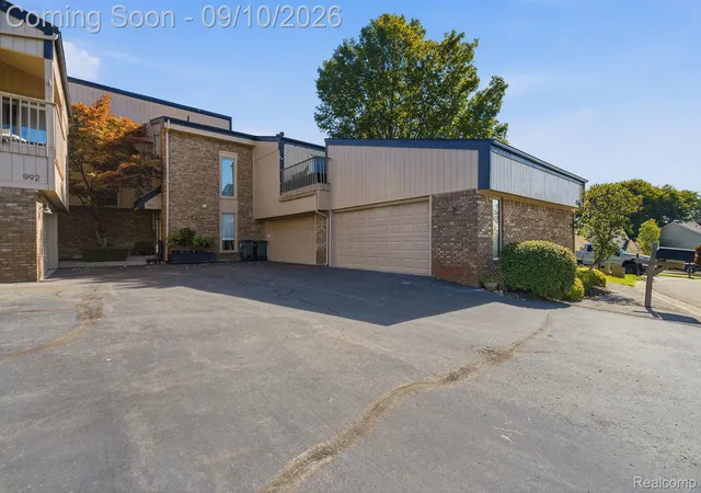 Photo 3 of Condo for sale at 988 Golfview Ct, Rochester Hills, MI 48307 | MLS# 20261071894 | Listing updated on 2026-09-15