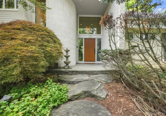 Photo 2 of Single family home for sale at 305 Wilshire Dr, Bloomfield Hills, MI 48302 | MLS# 20261071906 | Listing updated on 2026-09-12