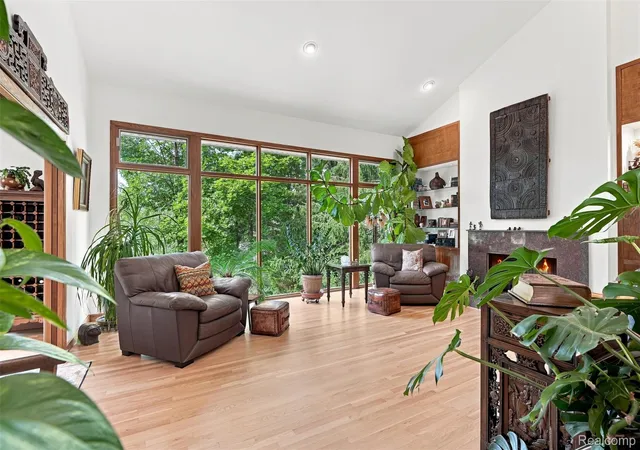 Photo 4 of Single family home for sale at 305 Wilshire Dr, Bloomfield Hills, MI 48302 | MLS# 20261071906 | Listing updated on 2026-09-12