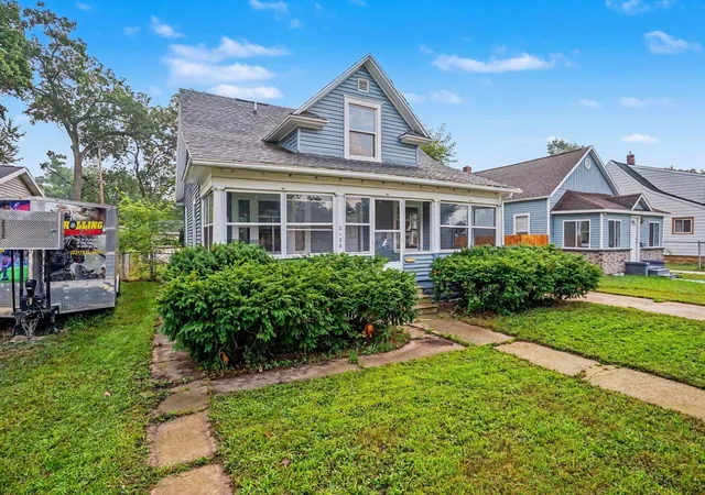 Photo 3 of Single family home for sale at 2128 Hoyt St, Muskegon, MI 49444 | MLS# 71026047499 | Listing updated on 2026-09-18