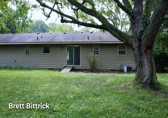 Photo 2 of Single family home for sale at 2989 Memorial Dr, Holland, MI 49424 | MLS# 65026047502 | Listing updated on 2026-09-24