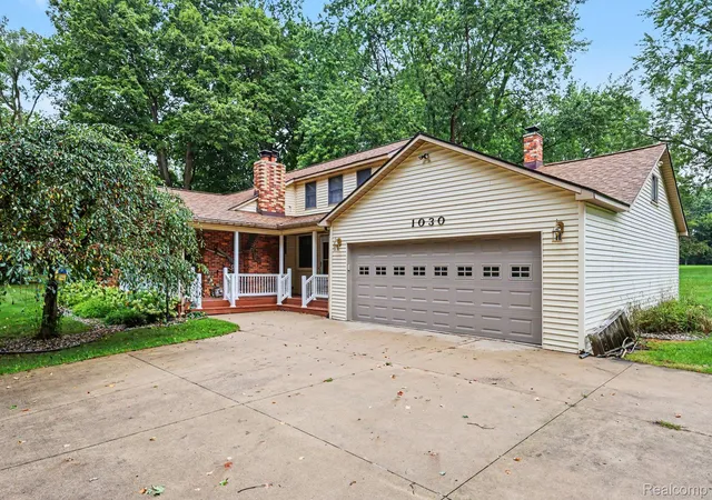 Photo 3 of Single family home for sale at 1030 W Livingston Rd, Highland, MI 48357 | MLS# 20261071923 | Listing updated on 2026-09-12