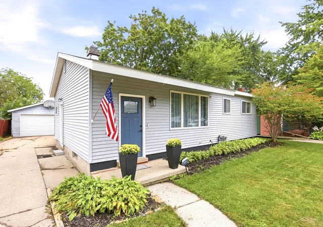 Photo 1 of Single family home for sale at 1414 Clay St, Midland, MI 48642 | MLS# 61050221051 | Listing updated on 2026-09-08