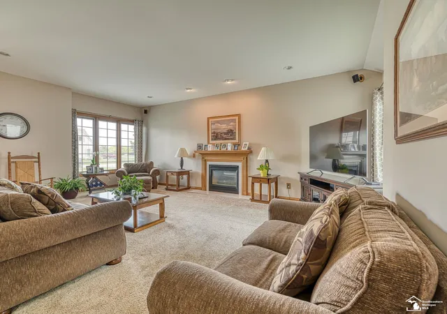 Photo 3 of Single family home for sale at 2886 E Country Ln, Monroe, MI 48162 | MLS# 57050221057 | Listing updated on 2026-09-12