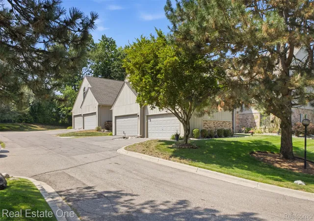 Photo 4 of Condo for sale at 29363 Laurel Dr #38, Farmington Hills, MI 48331 | MLS# 20261071946 | Listing updated on 2026-09-19