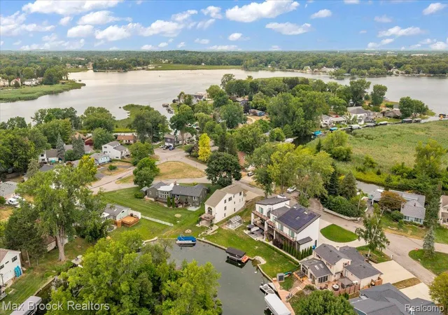 Photo 2 of Single family home for sale at 1025 Otter Ave, Waterford, MI 48328 | MLS# 20261071947 | Listing updated on 2026-09-12
