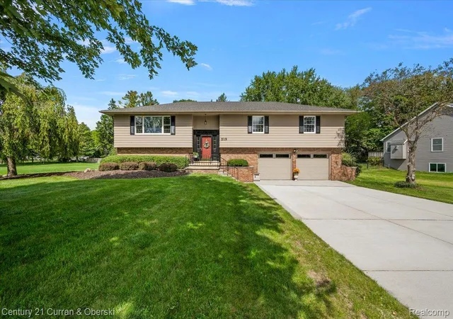 Photo 2 of Single family home for sale at 219 E Caledonia St, Howell, MI 48843 | MLS# 20261071952 | Listing updated on 2026-09-17