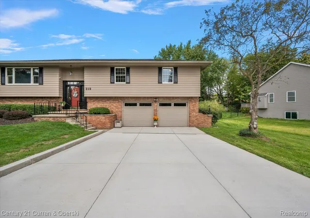 Photo 3 of Single family home for sale at 219 E Caledonia St, Howell, MI 48843 | MLS# 20261071952 | Listing updated on 2026-09-17