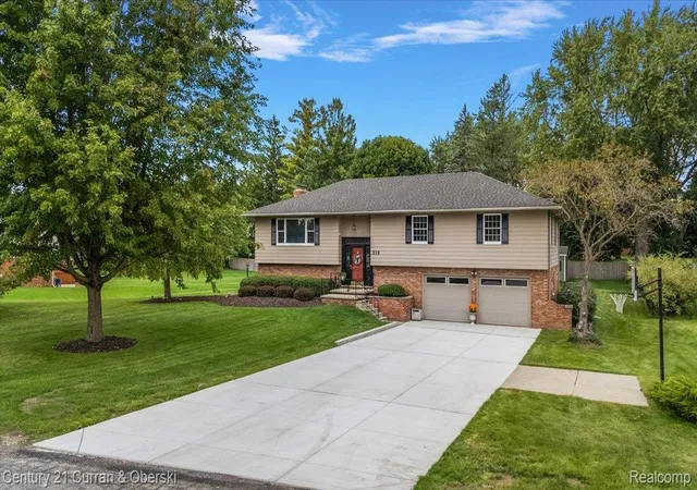Photo 4 of Single family home for sale at 219 E Caledonia St, Howell, MI 48843 | MLS# 20261071952 | Listing updated on 2026-09-17