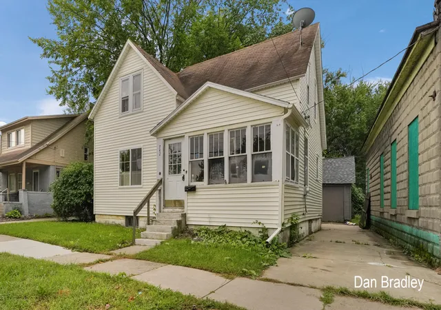 Photo 2 of Single family home for sale at 742 Nw Myrtle St, Grand Rapids, MI 49504 | MLS# 65026047528 | Listing updated on 2026-10-07