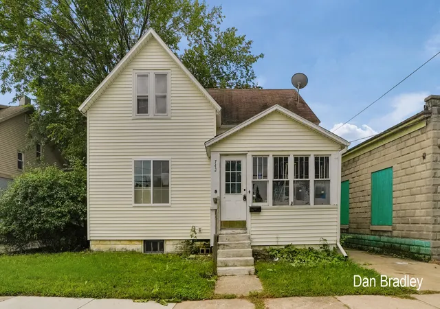 Photo 3 of Single family home for sale at 742 Nw Myrtle St, Grand Rapids, MI 49504 | MLS# 65026047528 | Listing updated on 2026-10-07